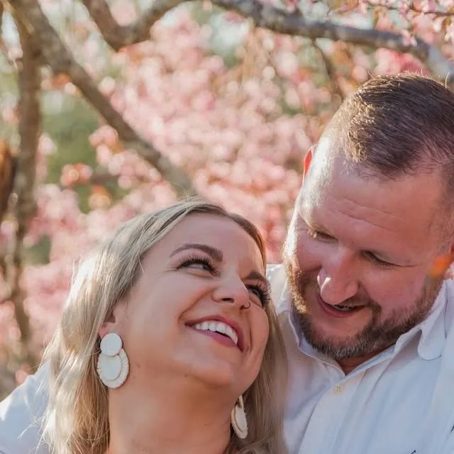 Any of you who have been waiting for the world to bloom to schedule your photo sessions, now is the time!! Spring is springin', and these pretty blooms will turn to summer green leaves before you…