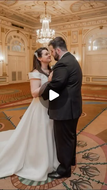 Congratulations Mr. and Mrs. Buchanan! I loved every little detail of your wedding day, and I’m so honored to have been a part of it. Enjoy your sneak peek!! ❤️

Venue: @brownhotel
Hair:…