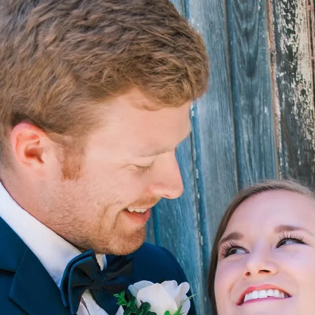 Genuine smiles are the best smiles 😊💜 I keep a little silliness in my back pocket at all times! Fellow photogs, what are some of your go to methods for capturing real emotions during a shoot?…
