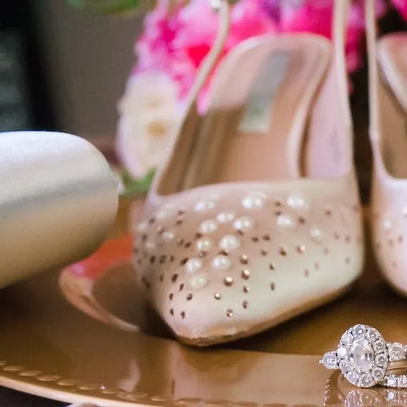 So much beauty to be found in the details 😍 #louisvilleweddingphotographer  #bridaldetails #kentuckywedding #weddinginspo #instawedding #brideandgroomphotos