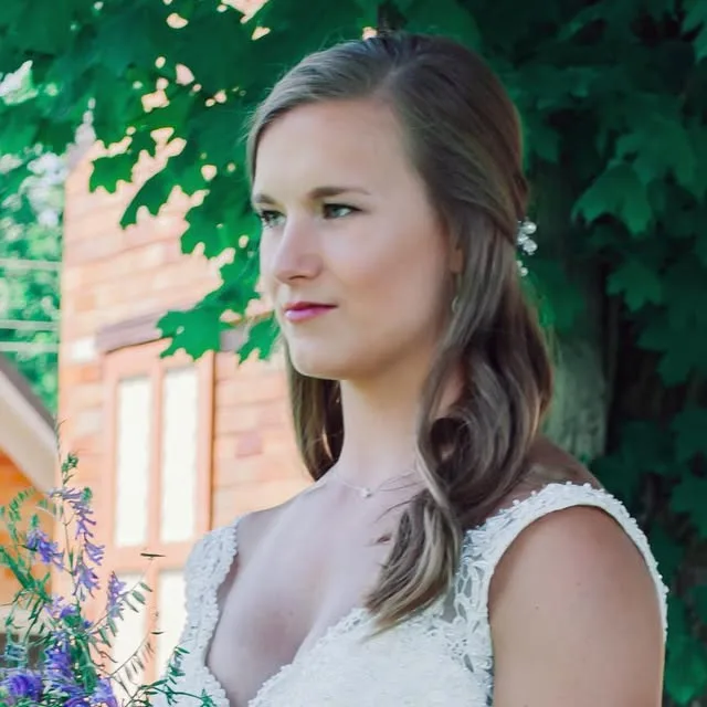 I love the classic look of this photo. I also get a good chuckle every time because we had to make an impromptu bouquet with flowers from the field next to us 😂 #louisvillebride…