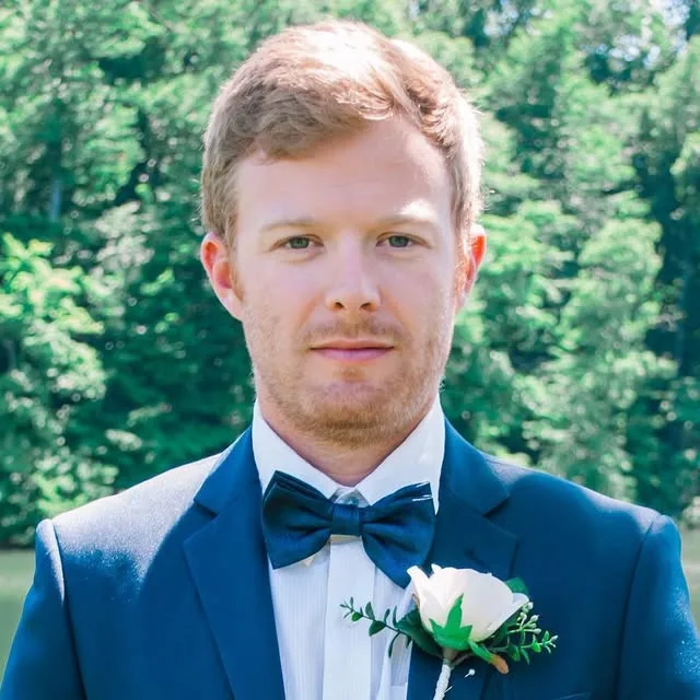 This groom has perfected the serious look. 🤵🙌🏼 #louisvilleweddingphotography #weddingportraiture #kentuckyweddingphotographer #southernweddings #groomportraits