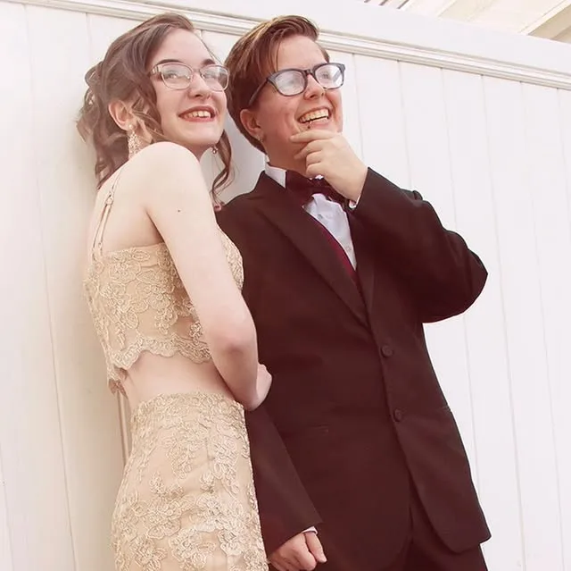 Throwback post of this senior prom session! They were so cute! And the dress 😍 *chefs kiss* perfection! 

#louisvillephotographers #kentuckyphotographers #louisvilleseniorphotographer…