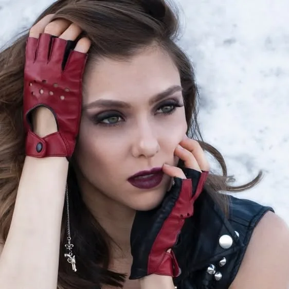 This photo of mine was featured by @darkbeautymag a few years back 😊📸

Model: Kseniya Arseneva 
Hair/Makeup: @stephrives
.
.
.
.
#louisvillephotographer #laurachristinephotography…