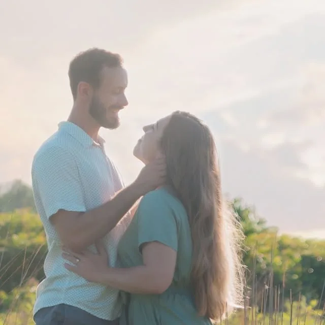 These two get married on Friday!! Enjoy another #goldenhour photo from their engagement session 🥰 
.
.
.
.
#laurachristinephotography #kentuckyphotographer #engagementphotos #weddingphotographer…
