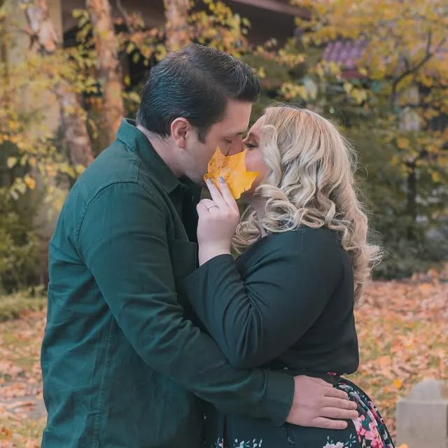 I had so much fun playing in the leaves with Anna and Michael at their engagement session! Here’s a little late night sneak peek 😍💍🍂
.
.
.
.
.
#laurachristinephotography #kentuckyphotographer…