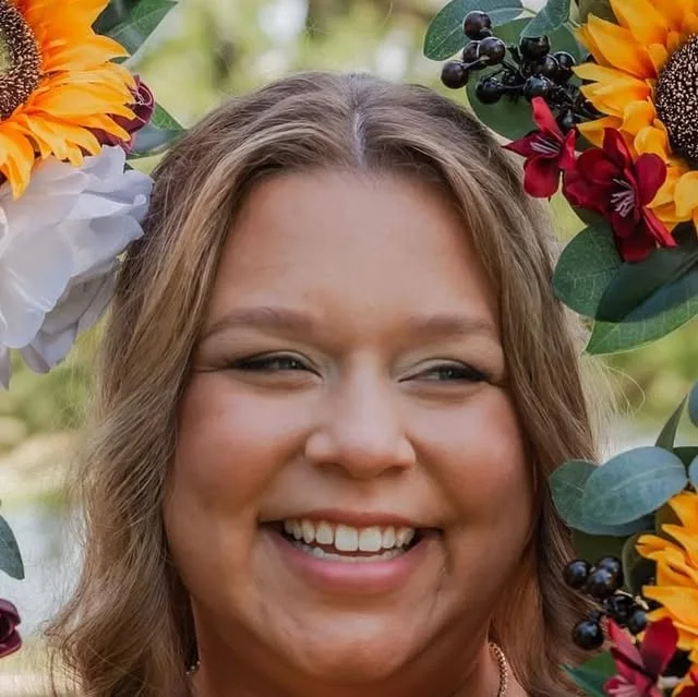 🍂✨ Fall is just around the corner, and we’re bringing all the cozy vibes with our latest faux floral bouquets, featuring radiant sunflowers and deep burgundy roses 🌹🌻💛
•
•
•
•
💒…