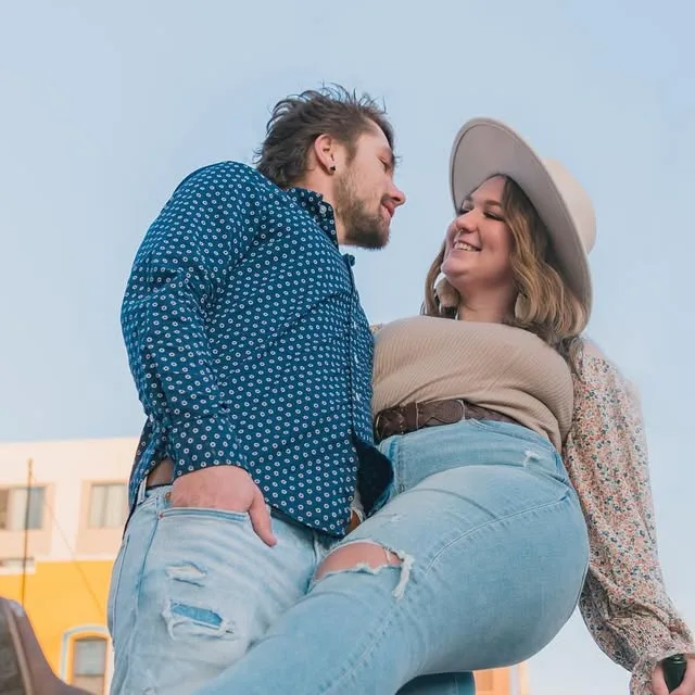 Did somebody say rooftop champagne poppin’? 🍾 

Lukas and @payyton.michelle had an engagement session with the works: snow, champagne, and a rooftop sunset! It honestly doesn’t get much better than…