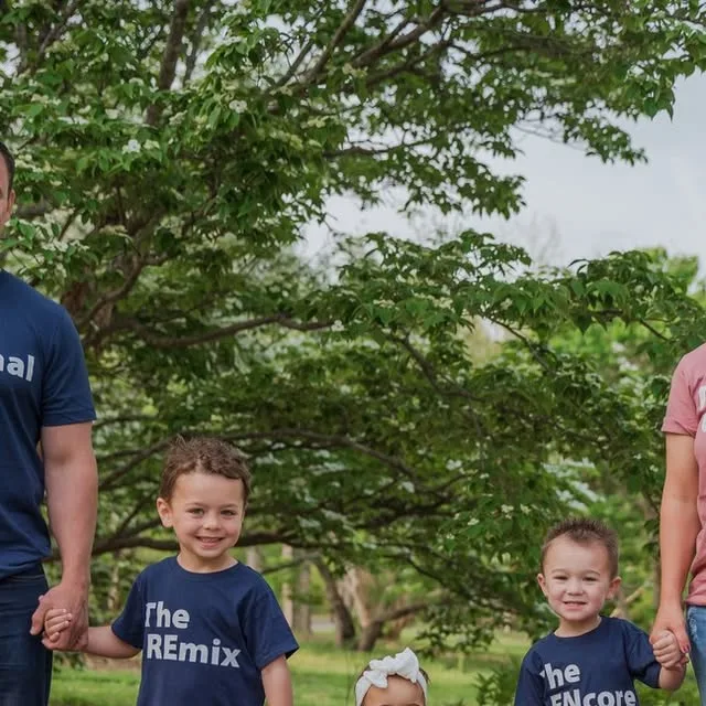 Can't decide what everyone will wear for the family session? Get you some cool themed t-shirts like the Brown family did! How stinkin' cute!?! 😍
.
.
.
.
.
#laurachristinephotography…