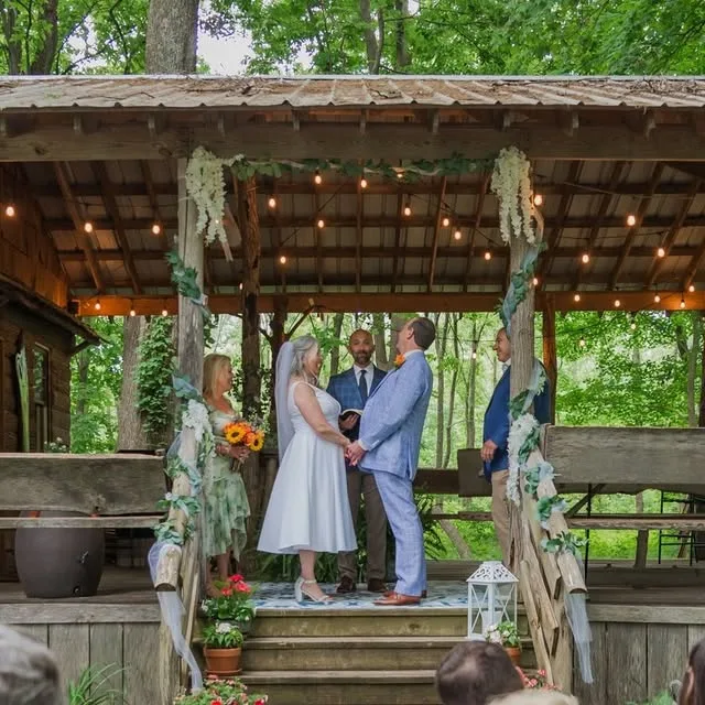If you're thinking about planning a small wedding at a cabin in the woods, this is your sign to DO IT. 😍
.
.
.
.
#louisvilleweddingphotography #louisvilleweddingphotographer #louisvillephotographer…