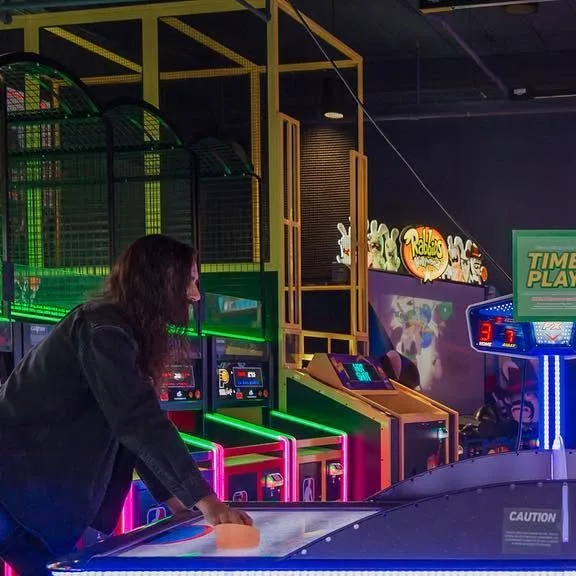 This week's engagement session location: AN ARCADE!!! 😍🎮📸

I've been wanting to shoot at an arcade forever, so when Jess and Zach requested @round1usa , I couldn't wait! We had a blast, and I'm…
