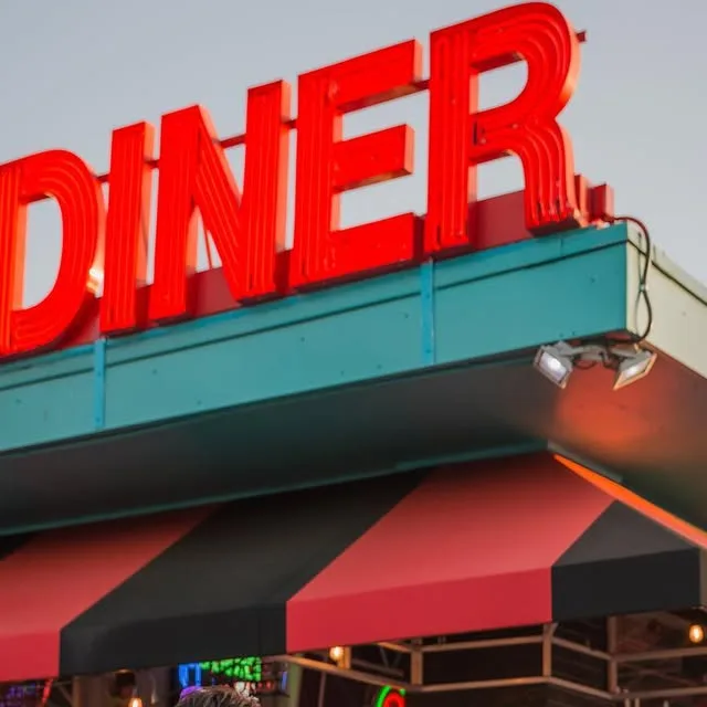 50's style diner engagement session? Yes, please!! 😍

@burgergirldiner was the PERFECT location for this one, thank you so much for allowing us to shoot there! 
.
.
.
.
#laurachristinephotography…