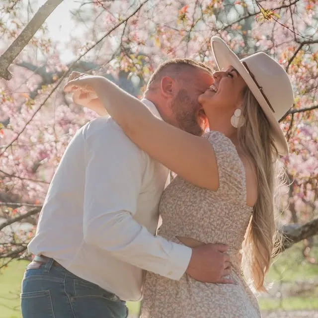 Spring was SPRINGIN' for Christy and Brian’s engagement session! I can't wait to capture their wedding day next year! 🌸🥰📸
.
.
.
.
#laurachristinephotography #kentuckyphotographer #engagementphotos…