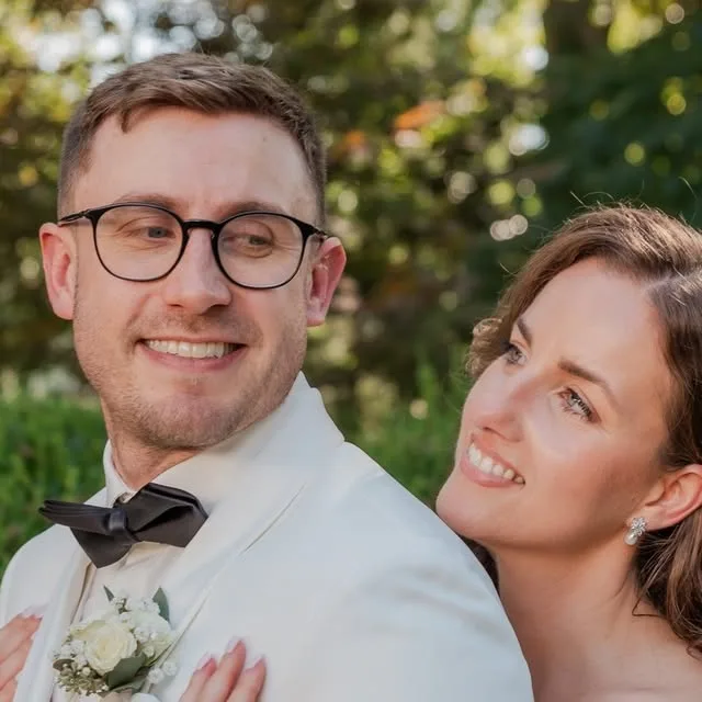 Congratulations to Mr. and Mrs. Abell!! Enjoy your sneak peek! 🥰📸

Ceremony Venue: @whitehall_house_gardens 
Reception Venue/Catering: @savoratriverhouse 
Dress: @adornlouisville Louisville…