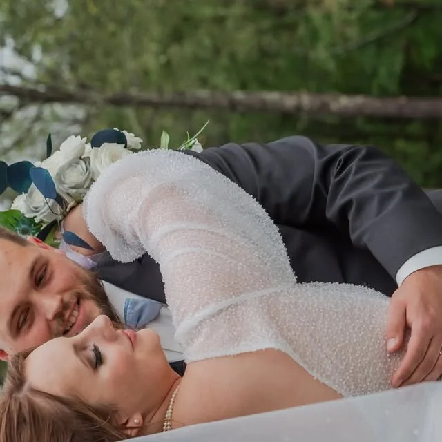 Congratulations, Mr. and Mrs. Gringle! We had so much fun with you this past weekend, rain and all! Enjoy your sneak peek! 🥰📸

Venue: @heavenlyviewllc
Videographer: @christopherhamberger
Florist:…