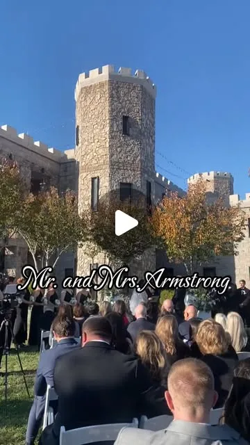 Congratulations to Nicole and Johnny! Capturing your wedding day at the Castle was pure magic! Enjoy your sneak peek! 

Venue/Catering: @thekentuckycastle
Dress: @wona.bridal
Florist/Coordinator:…