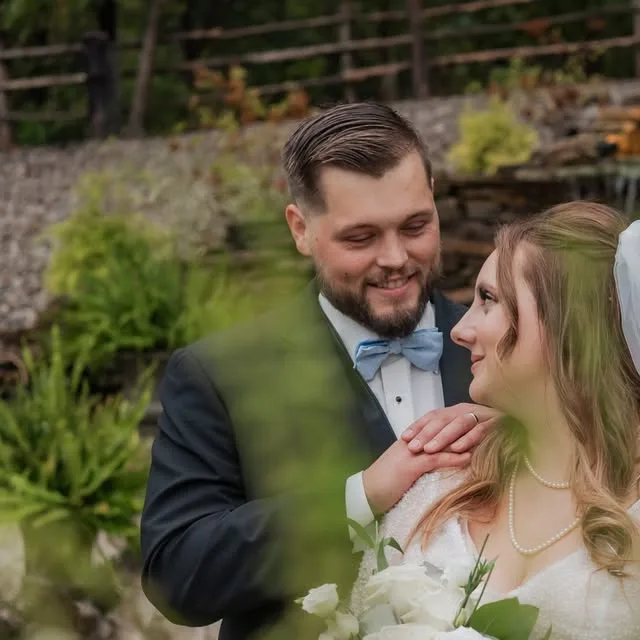 Mr. and Mrs. Gringle 💖

Venue: @heavenlyviewllc 
Videographer: @christopherhamberger 
Florist: @elizabethtownflorist 
DJ: @semojams 
.
.
.
.
#louisvilleweddingphotographer #greenweddingshoes…