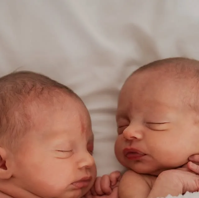 Brace yourselves.....cuteness overload incoming!! The Ormes family welcomed twin girls into the world! Shooting two newborns at once was a fun challenge, check out my tips for having a successful…