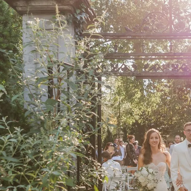 To everyone who got engaged over the Holidays, congratulations! 🎉 If you're full of excitement but have zero clue where you should start with planning your wedding day, here are a few tips:

❤ Have…