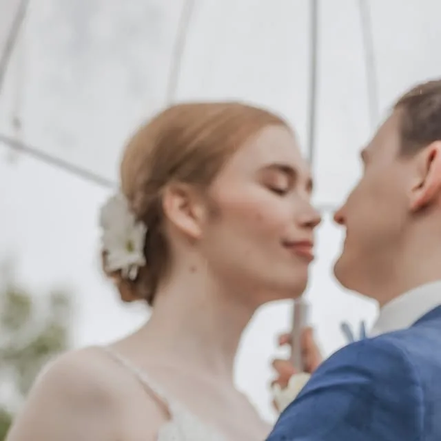 I know that no one wants rain on their wedding day, but it's not all bad! If you're willing to roll with it, go outside and be a little adventurous...I promise the photos will be so unique and worth…