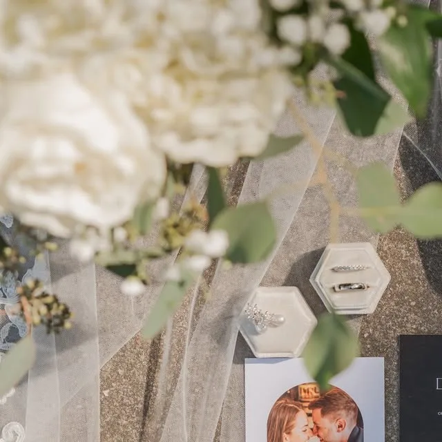 💫 Wedding Photo Tip! 💫
Before you take that gorgeous veil off — let’s put it to work in your photos! 👰🏻‍♀️✨

Your veil is basically the Swiss Army knife of wedding photography tools (but way…