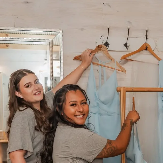 🎉 Wedding Day Photo Tip! 🎉
Let’s talk about one of the most underrated photo hacks: clean the room before getting ready pics! 👗💄

Before we start snapping those dreamy shots of you slipping into…
