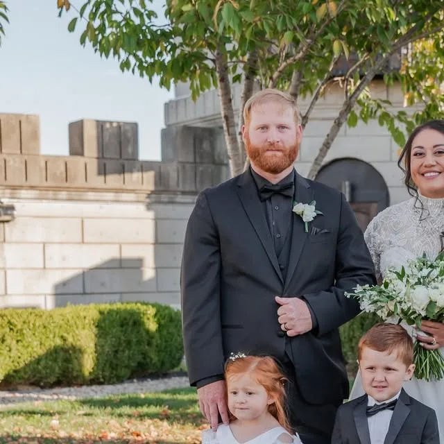 The progression of these photos is giving me life! 🤣🤣 We needed to capture some heirloom quality family photos, and these kiddos understood the assignment.
.
.
.
.
#weddingdaybloopers…