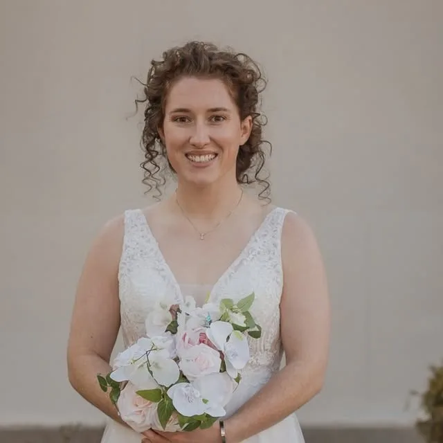 When your venue doesn't have a lot of good spots for portraits, so we photoshop the dead landscaping out and make it work! Check out these before and after photos from this bridal session. 🤩
.
.
.…