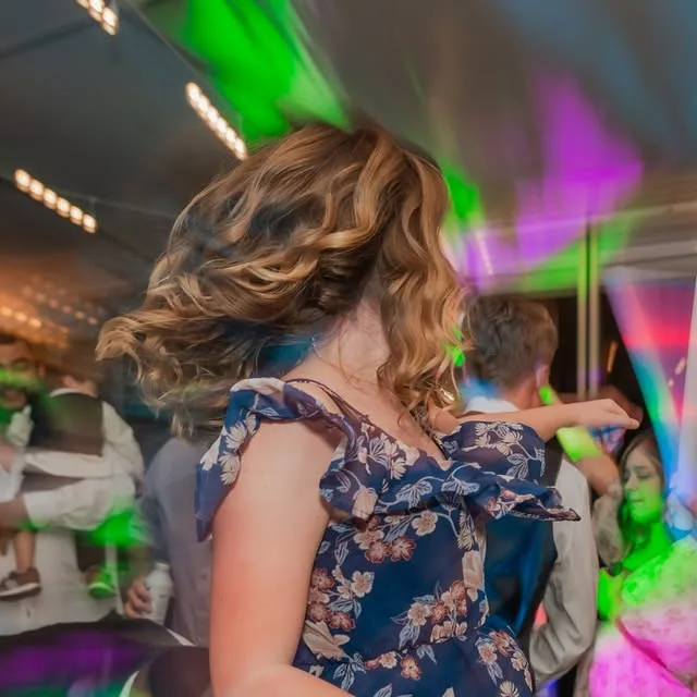 🪩 Wedding Photo Tip!
Dance floor lighting matters! 💃🕺
If you want fun, vibrant reception photos, ask your DJ about uplighting or party lights! Dark dance floors are cozy, but a little extra glow…