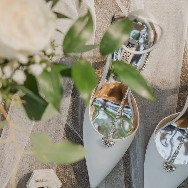 🌸 Wedding Photo Tip! Bring a “details bag.” 👜

Put all your little details (rings, invitation, perfume, jewelry, shoes, vow books, etc.) in one bag the night before. That way, when I arrive, I can…